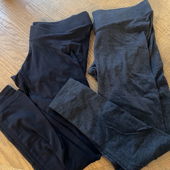 2 medium maternity leggings - Picture 2 of 4